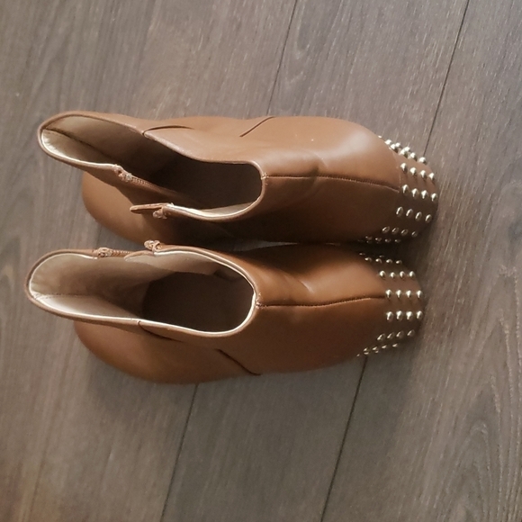 Maiden Lane Classic Block Heel Bootie - Picture 4 of 12